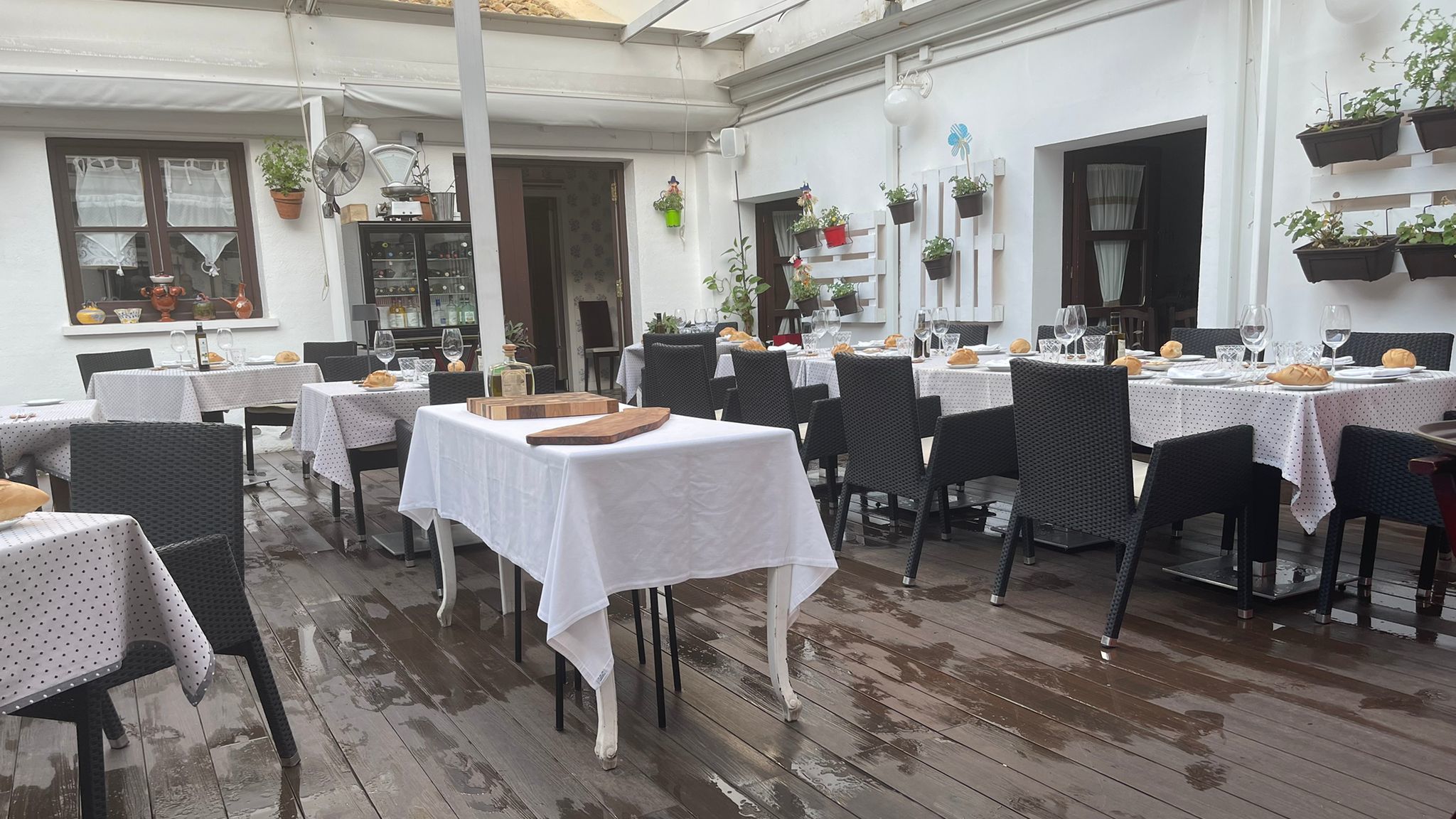 experience authentic traditional cuisine at aguatinta restaurant in aranjuez